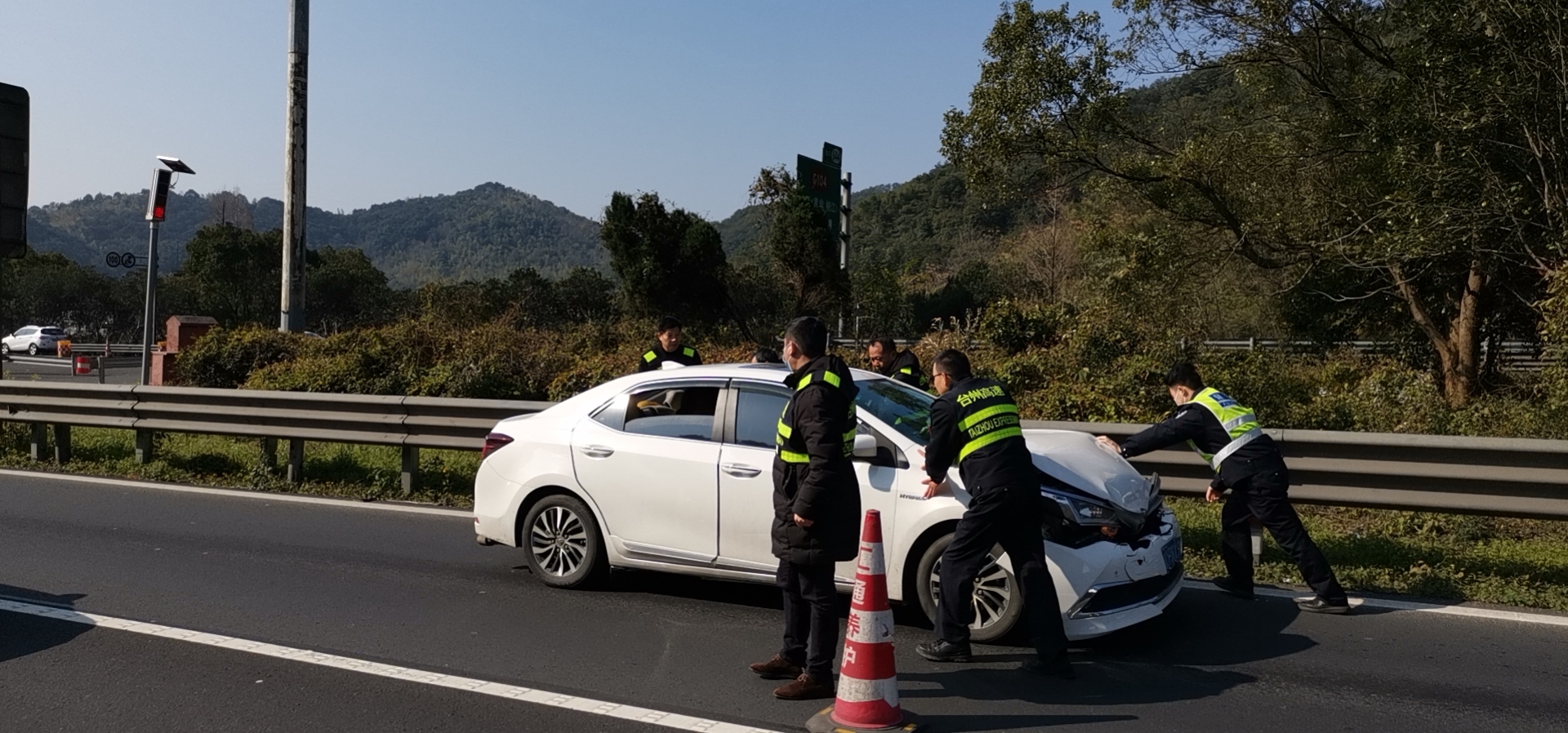 2月5日二車追尾事故車現(xiàn)場(chǎng)毛洪迅.jpg